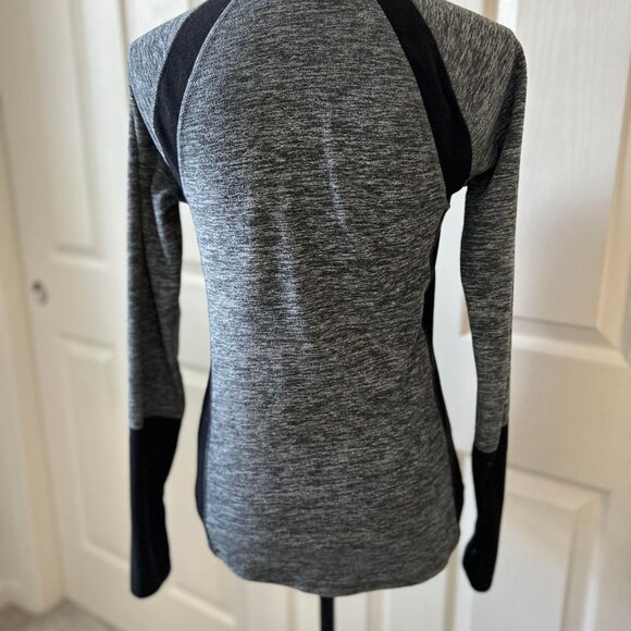 Women's Long-Sleeve Form-Fitting Athletic Top with Half Zip on the Front - Picture 3 of 8